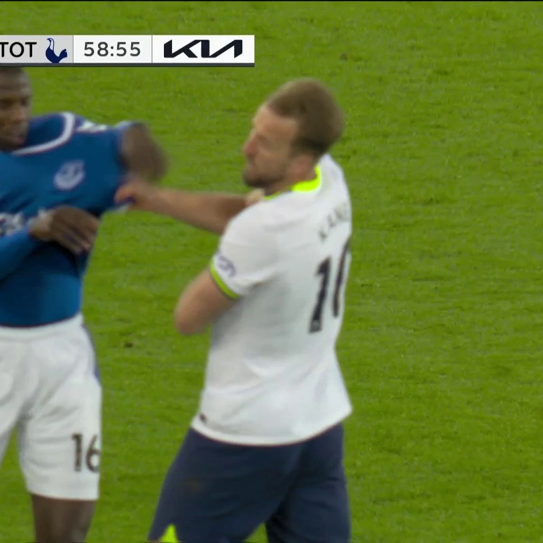 Abdoulaye Doucoure is sent off for hitting Harry Kane. Do you agree with the call? #MyPLMorning | #EVETOT