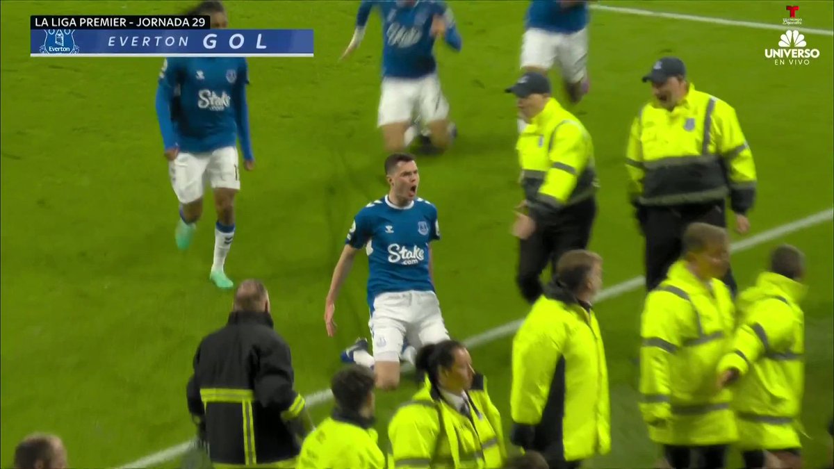 Michael Keane is a central defender. He did this to equalize for Everton in the 90th minute 😱 (via Telemundo Deportes)