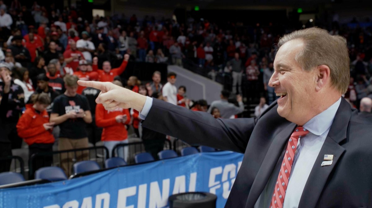 Jim Nantz has been the voice behind countless memories of the menโs NCAA Tournament. As he takes off the headset for March Madness, several key figures of the game pay their respects.