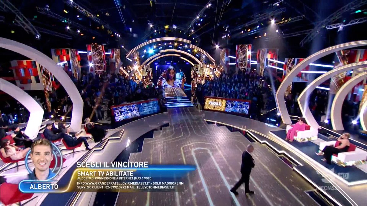 1... 2... 3... ALZA! Giaele in Studio a #GFVIP! 💃