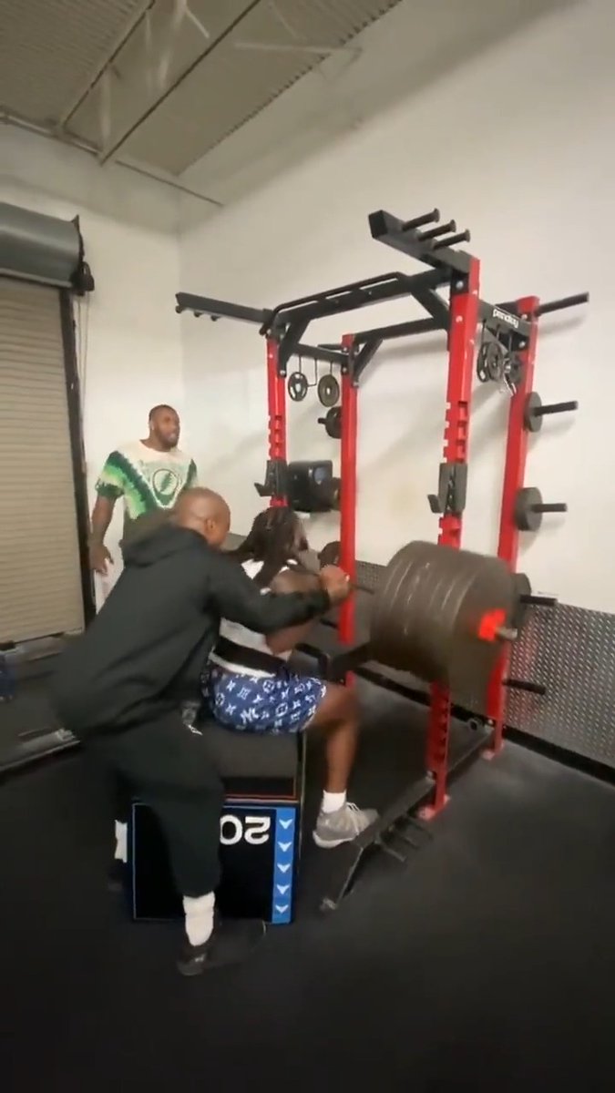 675-pound squat courtesy of Minnesota Vikings LB Patrick Jones II 😱 (via Patrick Jones II)