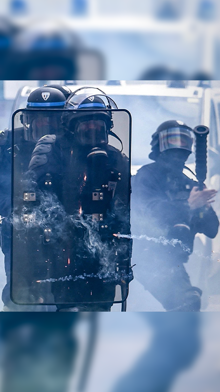 « Pourquoi est-ce que nous gazons des concitoyens non menaçants et non violents ? » : une question cruciale à l'heure où la réforme des retraites émeut le pays tout entier 👮