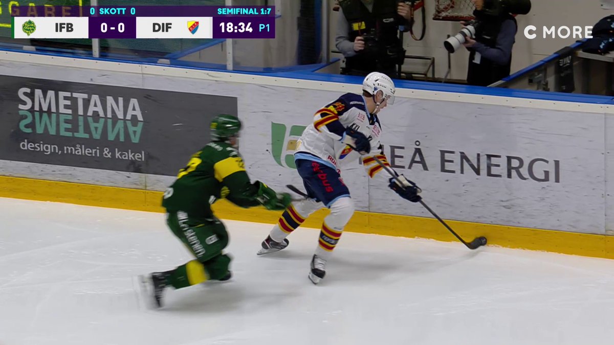 Fredric Weigel stängs av en match efter den här slashingen på Lukas Vejdemo. Han missar därmed kvällens andra semifinal mot Djurgården ❌