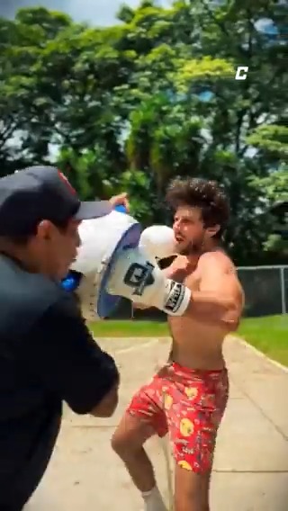 Já fez seu treininho do dia? O Chay já lançou a braba, e vou te falar: boxe afiadinho do homem, tá? 🥊🔥 A nobre arte e sua capacidade especial de trabalhar corpo e mente. Bom demais! 🖤💪 📹: Chay #BoxeNoCombate