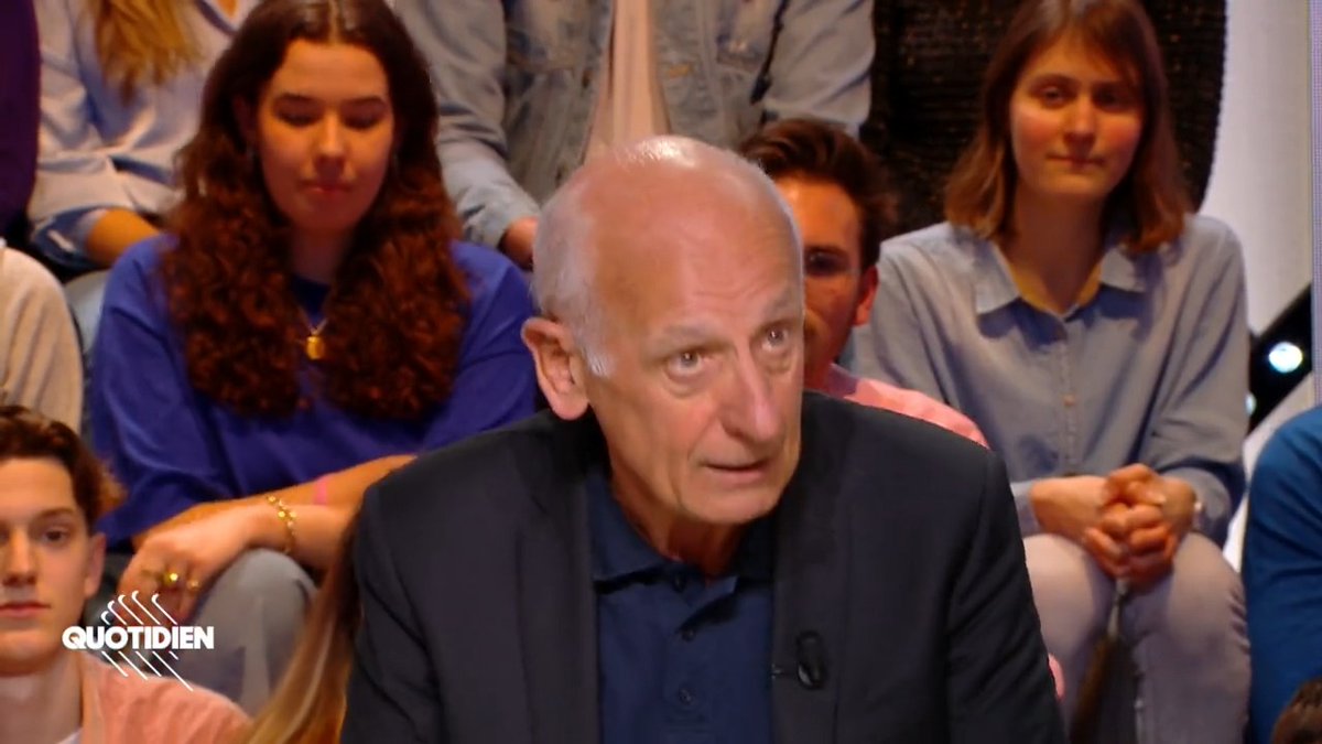 « Moi je pense depuis le début que ce quinquennat n'ira pas jusqu'au bout » L'éditorialiste jean-michel aphatie partage son analyse sur le plateau de #Quotidien