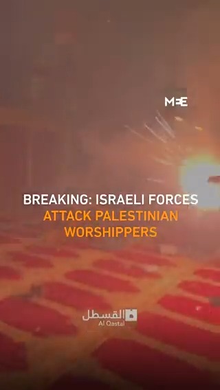 Para jemaah di ruangan solat Qibli di Masjid Al Aqsa diserang dan dipukul dengan kejam oleh pasukan bersenjata Zionis malam tadi ketika mereka melakukan solat fardhu dan terawih.