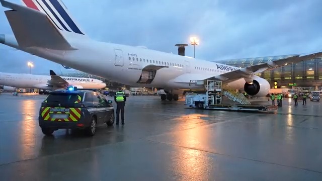 🇪🇬 Pour sa 1re sortie d'Egypte en 45 ans, le cercueil de Ramsès II a été accueilli à Paris Aéroport #CDG en présence de la Gendarmerie des transports aériens. Arrivé sur un vol Air France FR le 23 mars, il sera exposé à La Villette dès ce vendredi 👉 #RamsesExpo #SortirAParis