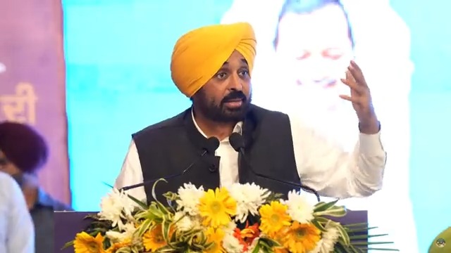 ਪੰਜਾਬ ਦੇ ਨੌਜਵਾਨ ਮੁੰਡੇ-ਕੁੜੀਆਂ ਨੂੰ ਮੁਫ਼ਤ UPSC ਦੀ ਤਿਆਰੀ ਕਰਵਾਉਣ ਵਾਲੇ ਸੈਂਟਰ ਖੋਲਾਂਗੇ…ਅਸੀਂ ਚਾਹੁੰਦੇ ਹਾਂ ਸਾਡੇ ਨੌਜਵਾਨ ਵਧੀਆ ਪੜ੍ਹ-ਲਿਖ ਕੇ ਚੰਗੇ ਅਫ਼ਸਰ ਬਣਨ ਤੇ ਵੱਡੀਆਂ-ਵੱਡੀਆਂ ਗੱਡੀਆਂ ‘ਚ ਬੈਠ ਕੇ ਆਪਣੇ ਦਫ਼ਤਰਾਂ ‘ਚ ਜਾਣ..ਅਸੀਂ ਅਜਿਹਾ ਮਾਹੌਲ ਸਿਰਜ ਕੇ ਦੇਵਾਂਗੇ…