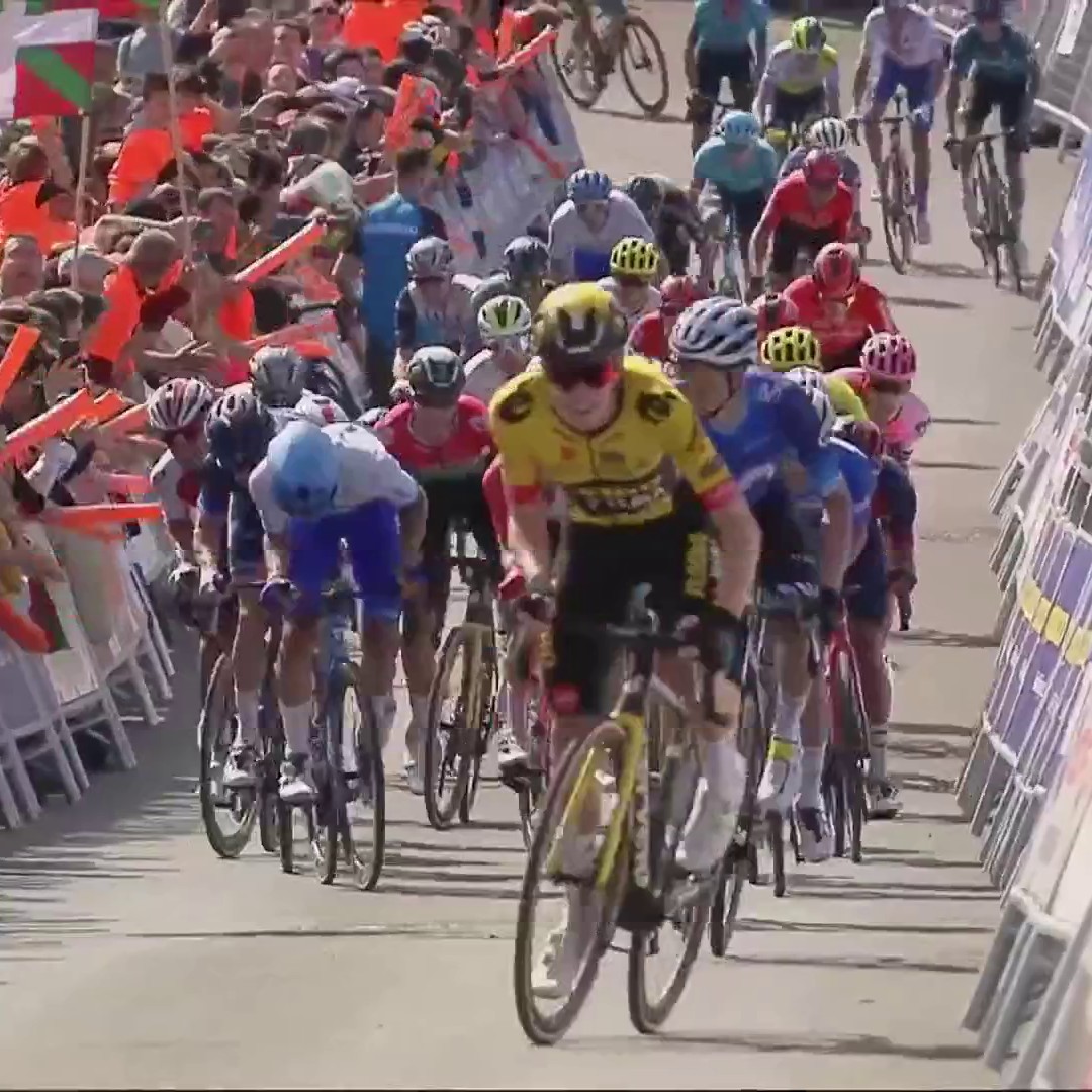 Jonas Vingegaard would have won anyway imo but what a shame for Higuita, this was a great finish for him. The Shimano guy with the bikes shouldn't have been there on the road, big fail by organizers. 🙈 Done more bad than good. #Itzulia2023 🎥 @eurosport