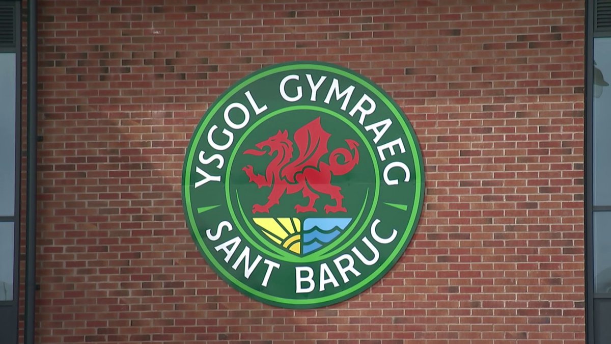 Yn 1951 roedd y cyngor lleol yn gwrthod agor ysgol Gymraeg i blant y Barri, felly nath teulu Gwynfor Evans a chriw o bobl weithgar eraill fynd ati i sefydlu ysgol eu hunain. Llinos sydd a'r hanes! Llinos Lee @ysgolsantbaruc David Michael Lennon (Dafydd) Cyw