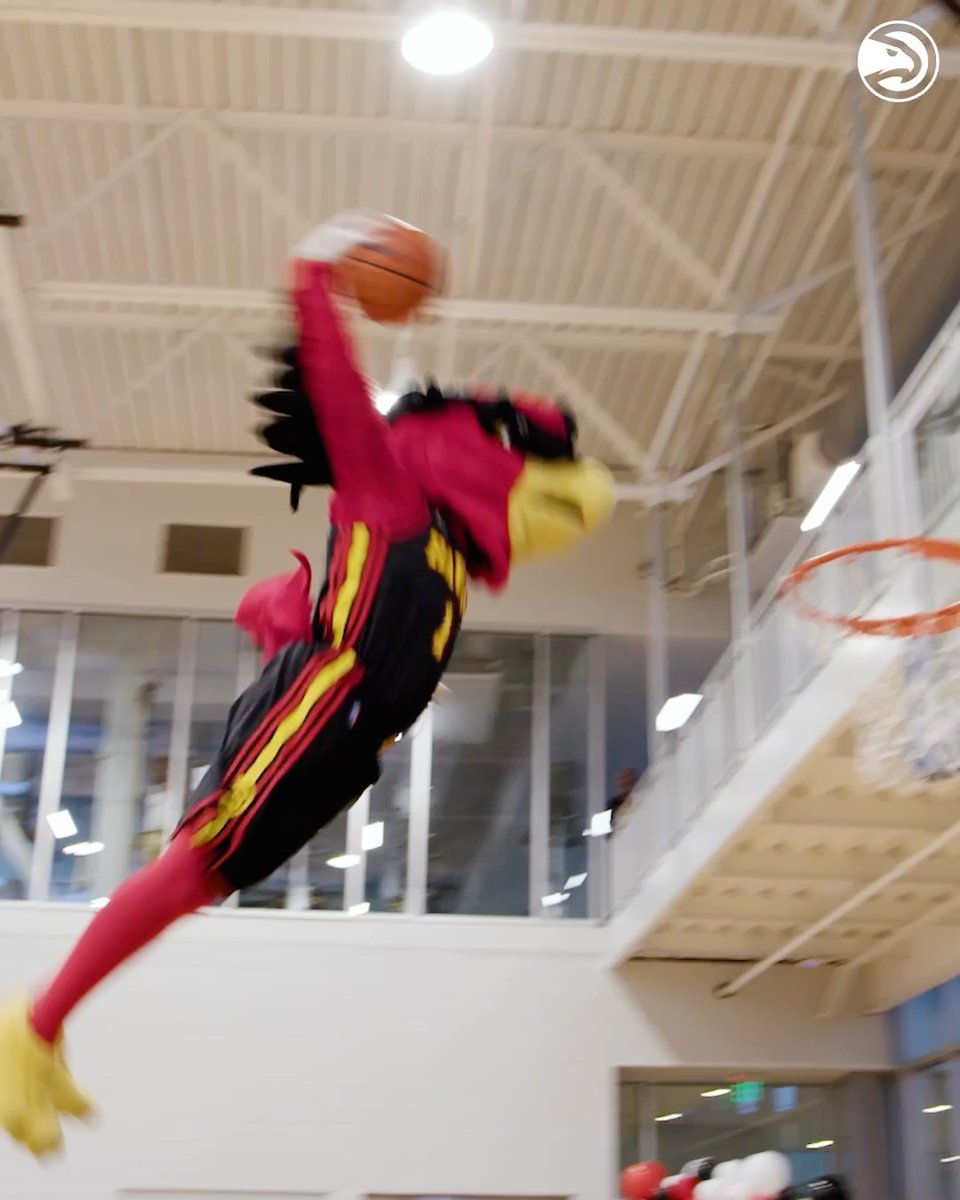 Coding with Clint 👾 We wrapped up our Microsoft Coded Dunk challenge! We challenged young coders to make Harry the Hawk dunk through a tutorial software and invited the top 3 finalists to a game where they could see their dunk recreated. Congratulations to our winner, Lyon!