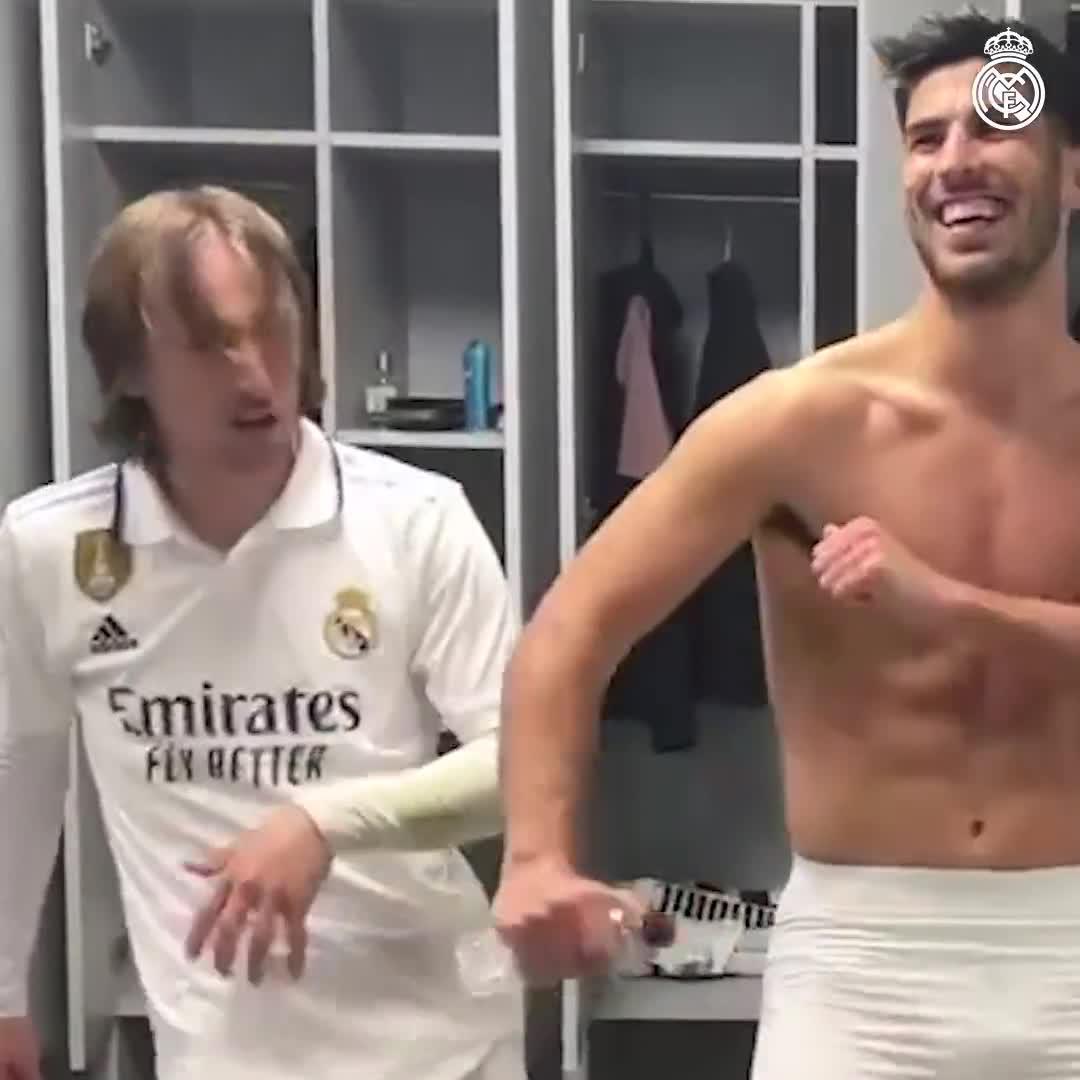 ¿LO TENÍAS ASÍ A LUKA? Modric y todo el Real Madrid a puro baile para celebrar la goleada al Barcelona en el Camp Nou por la Copa del Rey. 📹 Real Madrid C.F.