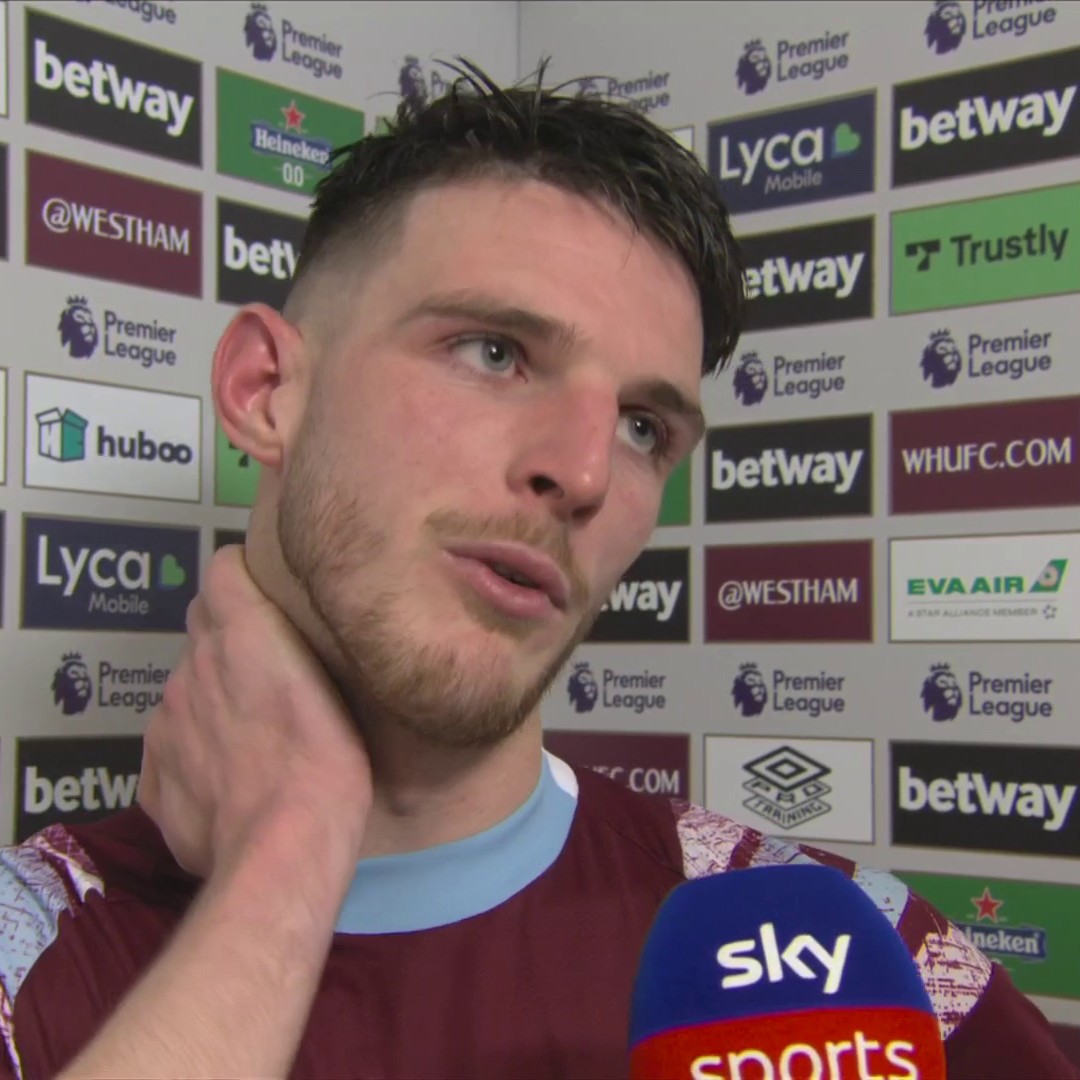🗣️ "I'm trying to keep smiling." Declan Rice has backed West Ham manager David Moyes ahead of the club's battle to stay in the Premier League ⚽⚒️