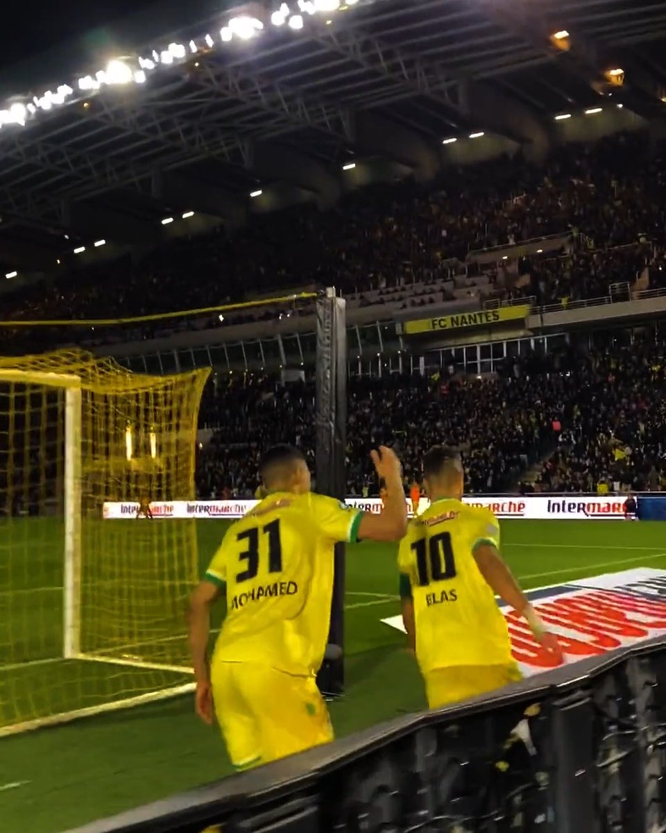 Devant le mur jaune 🤤 🎻 LB 10