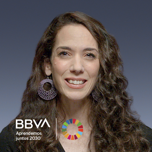“Si aprendemos a gestionar nuestras debilidades las podemos convertir en fortalezas”, explica Victoria Siedlecki, cuentacuentos y actriz. “Todos tenemos un gran potencial y si tenemos ganas de contar historias podemos hacerlo”. En Aprendemos juntos 2030.