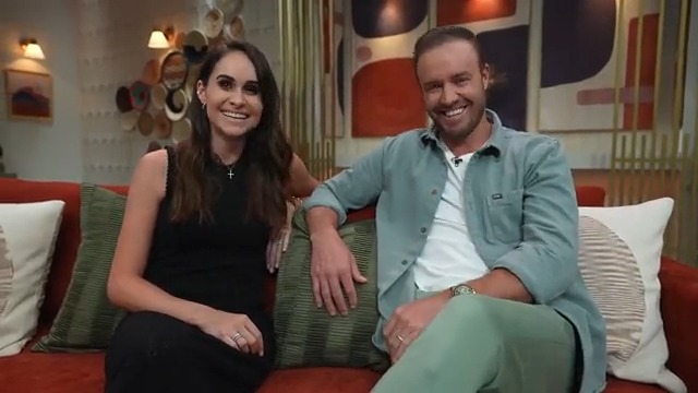 She is Danielle De Villiers, wife of ABD. She is supporting KKR due to Shahrukh Khan and not his husband’s team RCB. She said SRK is pure love, this is the craze for SRK ❤️ #KKRvsRCB
