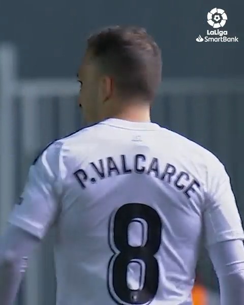 Un caño con el 𝐬𝐞𝐥𝐥𝐨 de Pablo Valcarce 🔥⚽ 🤍 Burgos Club de Fútbol 🖤 #LaLigaSmartBank #LaigaHighlights #BurgosCFRacing