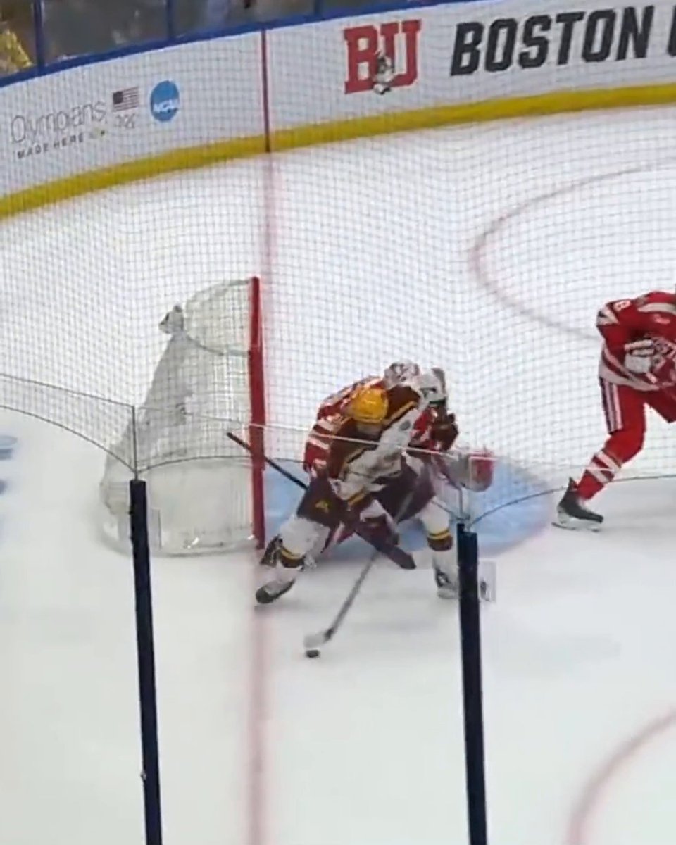 Aaaron Huglen dishes THROUGH HIS LEGS for a beauty 😳 Minnesota Men’s Hockey