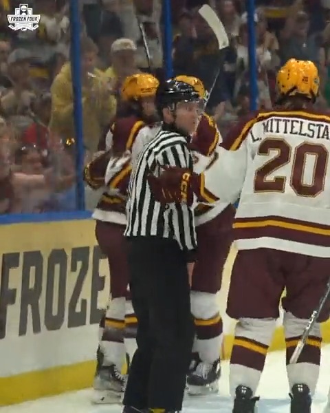 Another look at Aaron Huglen’s no-look between the legs pass!! 😳😳 📺 ESPN2 #MFrozenFour x Minnesota Men’s Hockey