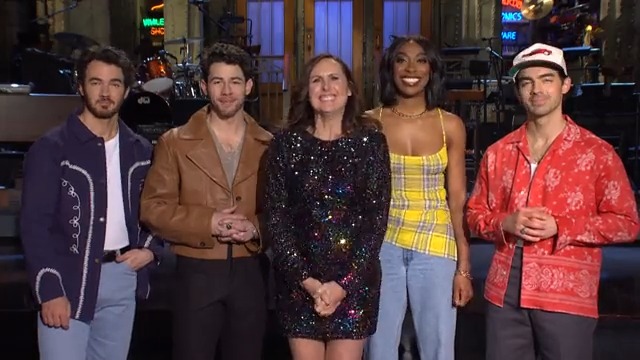 MOLLY SHANNON JONAS BROTHERS SATURDAY