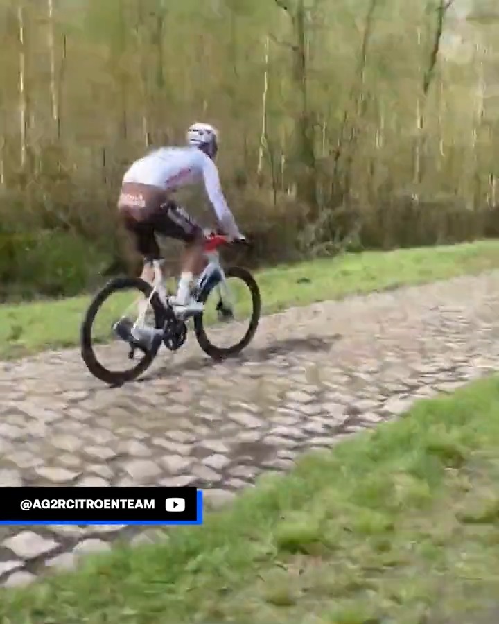 Paris-Roubaix, Trouée d'Arenberg, J-2 : bonne chance aux coureurs (et joli coaching, Greg Van Avermaet 😁) (📽️ @AG2RCITROENTEAM) #LesRP #ParisRoubaix