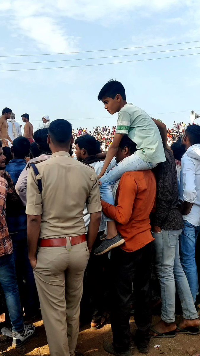 #गाँव की खूबसूरत नजारा जहाँ एक चाचा भतीजे को डेढ़ घण्टे तक कंधे में बैठाकर दंगल दिखाता रहा। इन्हें देखकर मुझे मेरे दादा जी की याद आ गयी जो मुझे 5 किलोमीटर तक इलाज के लिए 60 साल की उम्र में ले जाते थे। परिवार में खुशियाँ आने के 10 वर्ष पूर्व ही छोड़कर चले गए थे। #मेला #Police