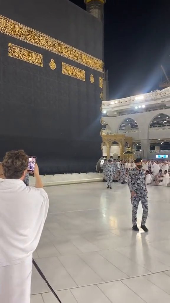 مشهد مؤثر.. فرحة عارمة لمعتمرة بعد تقبيلها الحجر الأسود. -