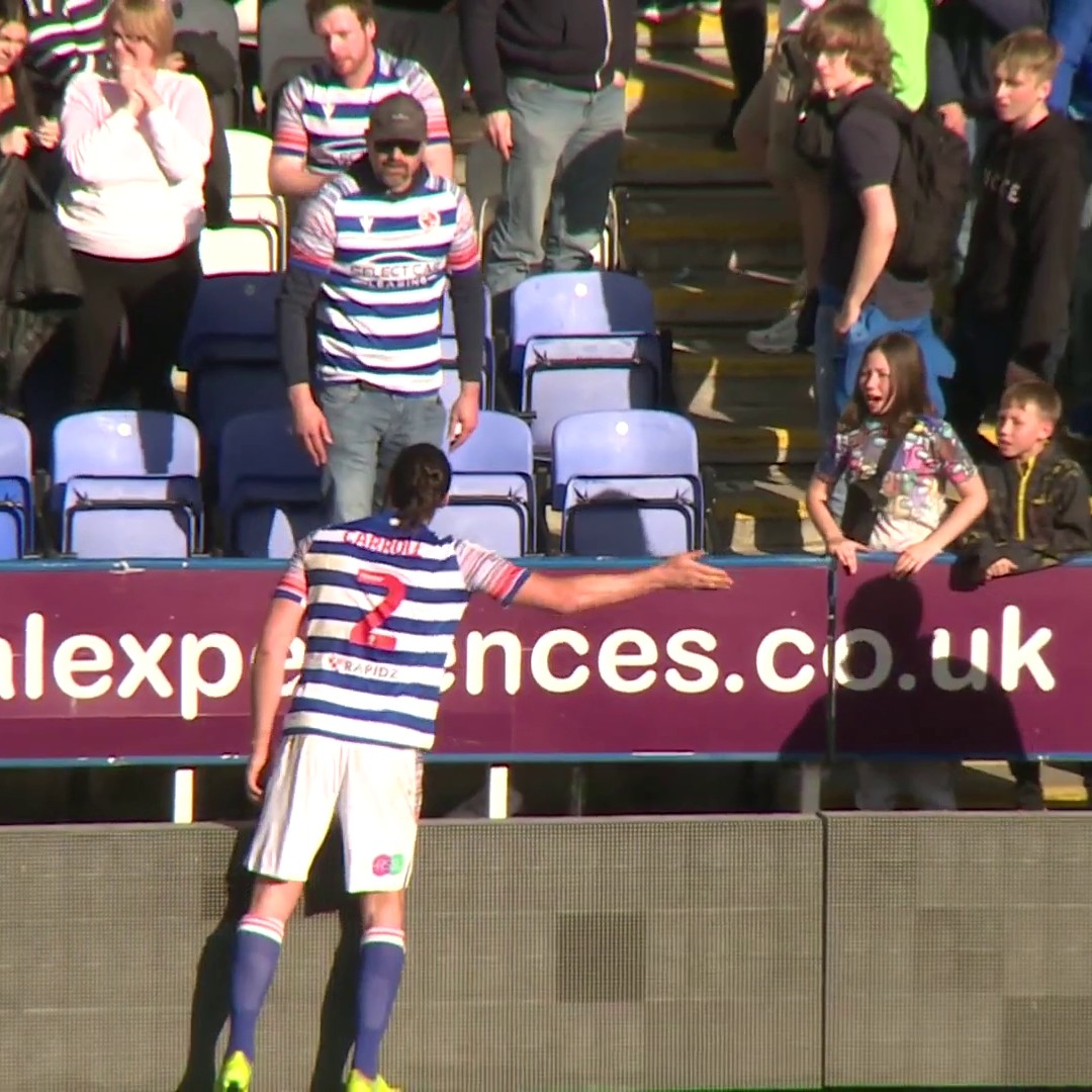 Andy Carroll having a slight disagreement with this Reading fan 👀🍿