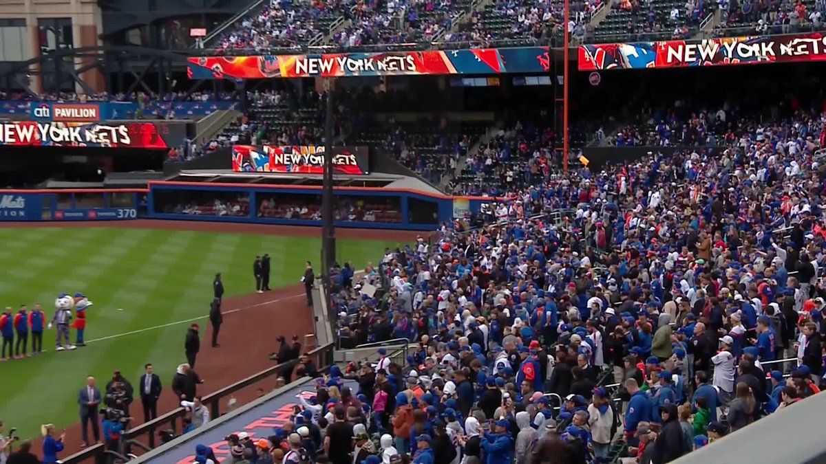 Edwin Díaz coming out to the trumpets in crutches is CHILLS