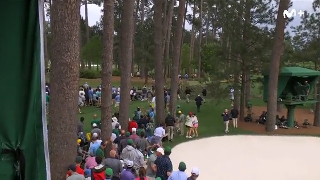 Sobrecogidos con esta imagen. Un árbol ha caído sobre el público en el tee del 17 en el Masters de Augusta. Se ha suspendido el juego.