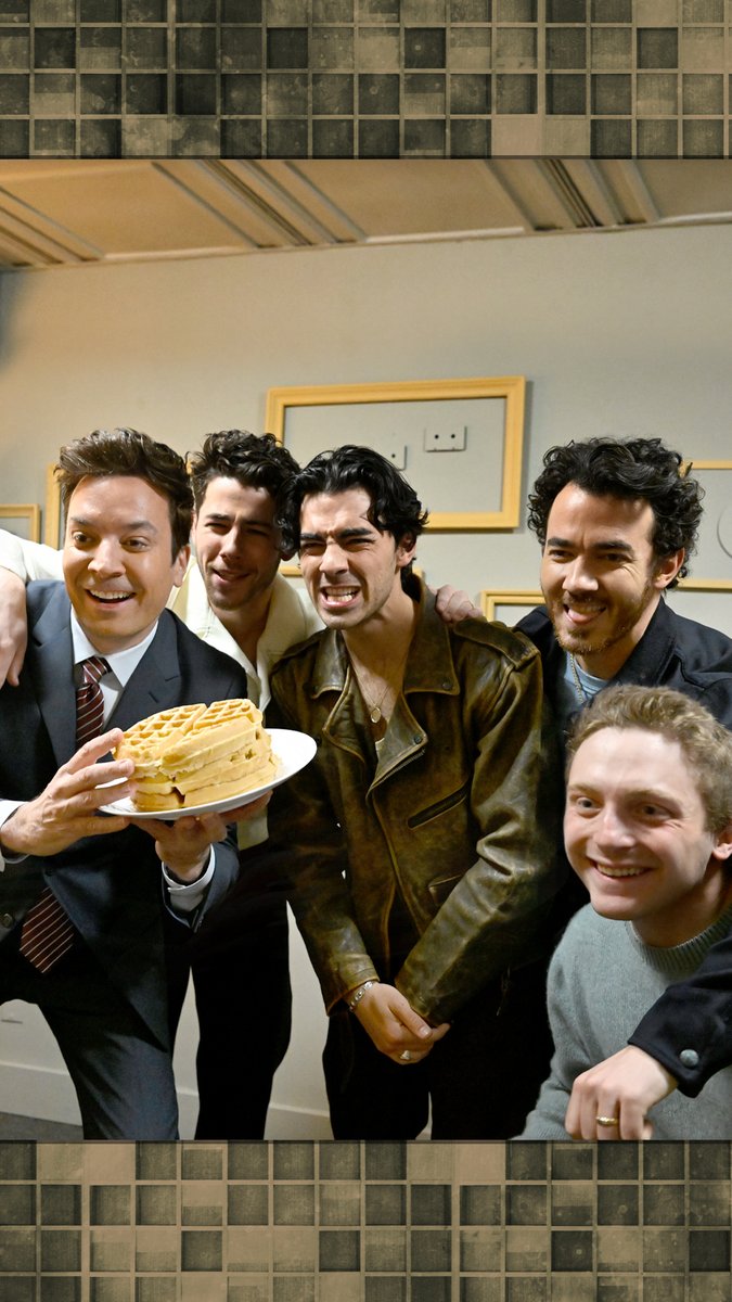 📍 Waffle House w/ Jonas Brothers #FallonTonight