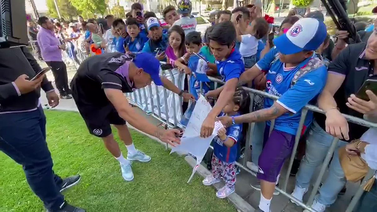 ¡GRAN REGALO DE CUMPLEAÑOS! 🥰🎁 Uriel Antuna prometió a esta pequeña aficionada de la Máquina un jersey mañana que es su cumpleaños 📹 David Espinosa 🥸 #CentralFOX