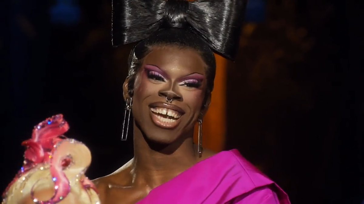 I'm sorry but luxx noir london ⋆。°✩ referencing Mama Ru's 'Prissy Kissness' is instantly iconic! 😂 #DragRace