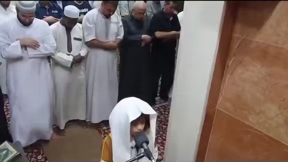 أصغر إمام في العالم الطفل عيسى الشريف عمره 7 سنوات حافظ القران كامل: السوال هل يجوز يصلي فيهم ؟