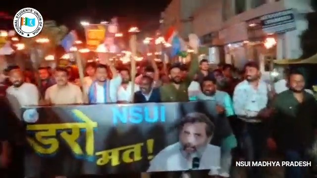 मध्य प्रदेश में NSUI के कार्यकर्ताओं ने मोदी सरकार की तानाशाही के खिलाफ 'लोकतंत्र बचाओ मार्च' निकाला। देश के छात्र-नौजवान आज लोकतंत्र को बचाने की इस लड़ाई में श्री Rahul Gandhi जी के साथ खड़े हैं।