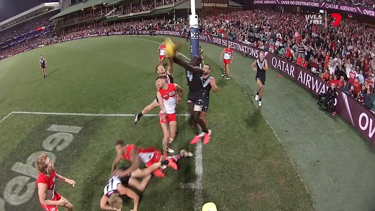 Aliir Aliir, on the line. Here's the final kick of the game, from the goal line. #AFLSwansPower