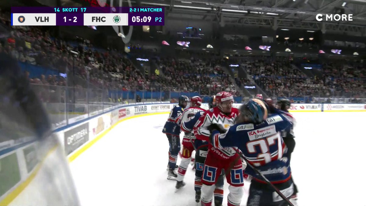 Växjös Glenn Gustafsson får matchstraff efter att ha sänkt Erik Borg med en rejäl höger 🥊