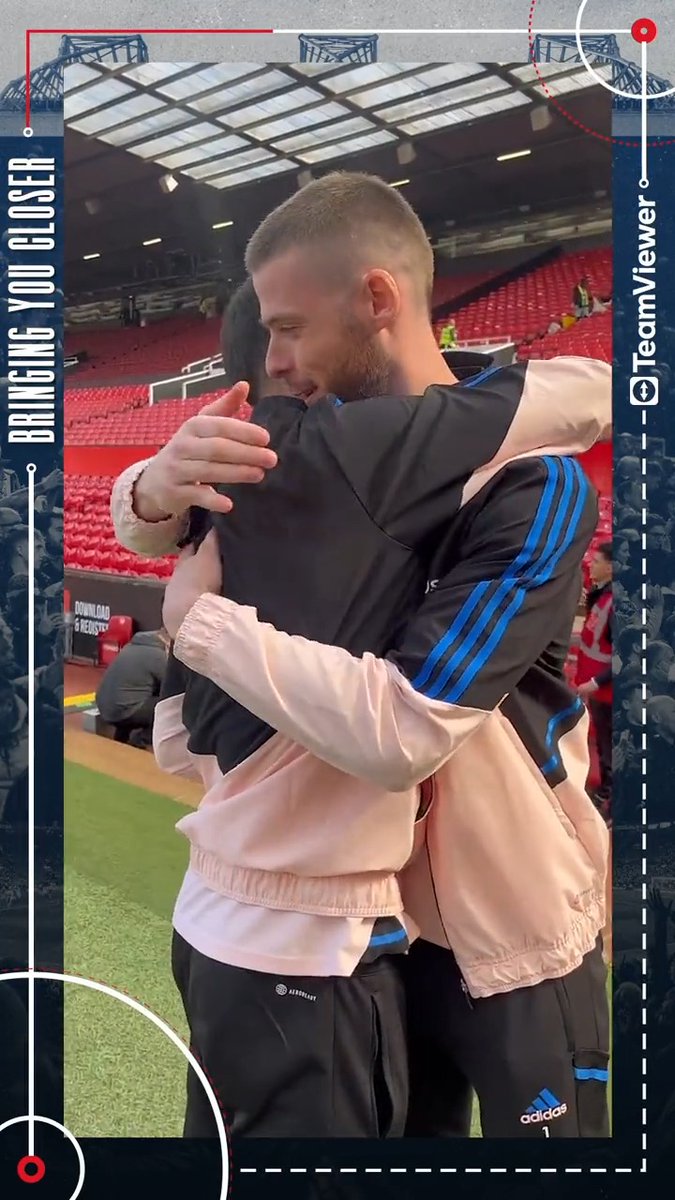 Moments like this 🥰 David de Gea presents Bruno Fernandes with his #PL Player of the Match award 👏🏅 TeamViewer ↔️ #BringingYouCloser