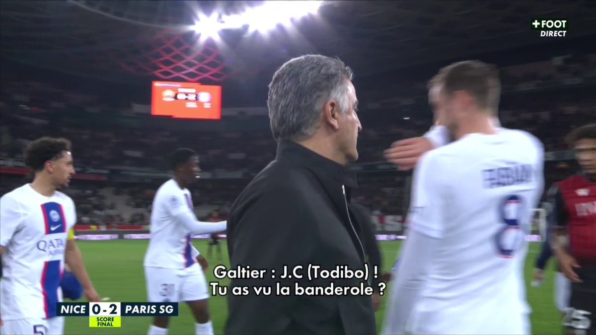 « J.C., t’as vu la banderole ? Et si on te le faisait à toi ? » L'échange entre Christophe Galtier et Jean-Clair Todibo suite à la banderole des ultras niçois. 🎥 CANAL+ Foot