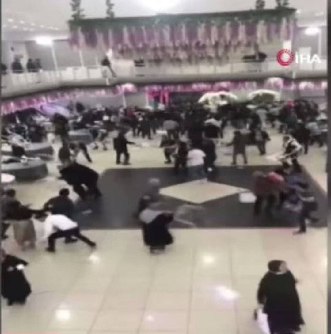 UFFF… CHP’DE GECE YARISI SANDALYELER HAVADA UÇUŞMUŞ…