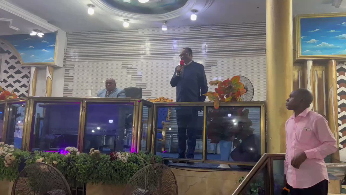 À l’occasion de la fête de Pacques, j’étais invité par Évêque Pascal Mukuna à présenter aux fidèles la Loi Tshiani de père et de mère pour protéger la souveraineté nationale et l’intégrité territoriale. Soutien total des fidèles et de l’évêque à la loi. Joyeuses Pacques !