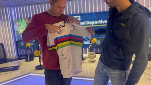 🎁🏳️🌈 ¡𝗦𝗢𝗥𝗧𝗘𝗔𝗠𝗢𝗦 el Maillot ARCOÍRIS campeón del mundo! 😍😳 FIRMADO POR ✏️ Van der Poel ✏️Van Aert ✏️Tom Pidcock ✏️Felipe Orts 🚲💪🏻 Concursazo entre todos los que nos digáis el corredor QUE MÁS TE HA MARCADO, TU FAVORITO ☺️👀 ¡Te leemos!