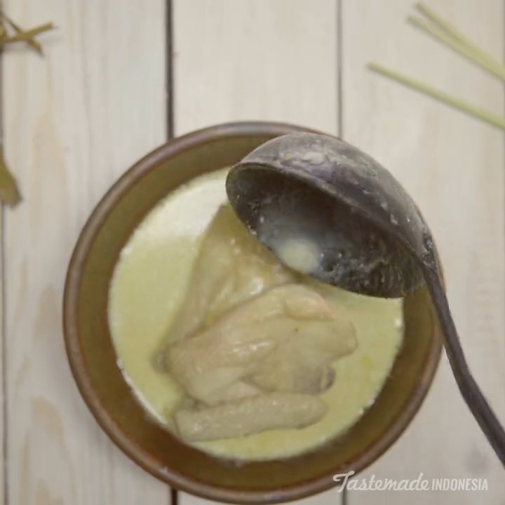 Sajian wajib yang harus ada dan gak boleh absen di setiap kali lebaran. 1. Opor Ayam