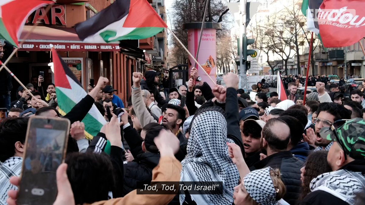 »Tod den Juden! Tod Israel!« Rund 300 Menschen demonstrierten am 8.4.23 in Berlin von Neukölln nach Kreuzberg. Die Teilnehmenden riefen antisemitische Parolen und verherrlichten terroristische Gewalt. #b0804 #Antisemitismus