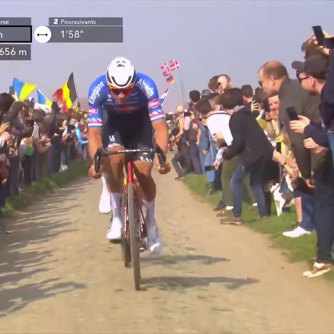 🔥 ¡𝐒𝐄 𝐋𝐄 𝐕𝐀! ¡𝐄𝐒 𝐔𝐍 𝐀𝐔𝐓𝐄́𝐍𝐓𝐈𝐂𝐎 𝐀𝐍𝐈𝐌𝐀𝐋! 😱 Van der Poel destroza a Van Aert y se marcha en solitario a por la gloria en el velódromo de la #Paris-Roubaix Paris-Roubaix Hauts-de-France | #LaCasadelCiclismo