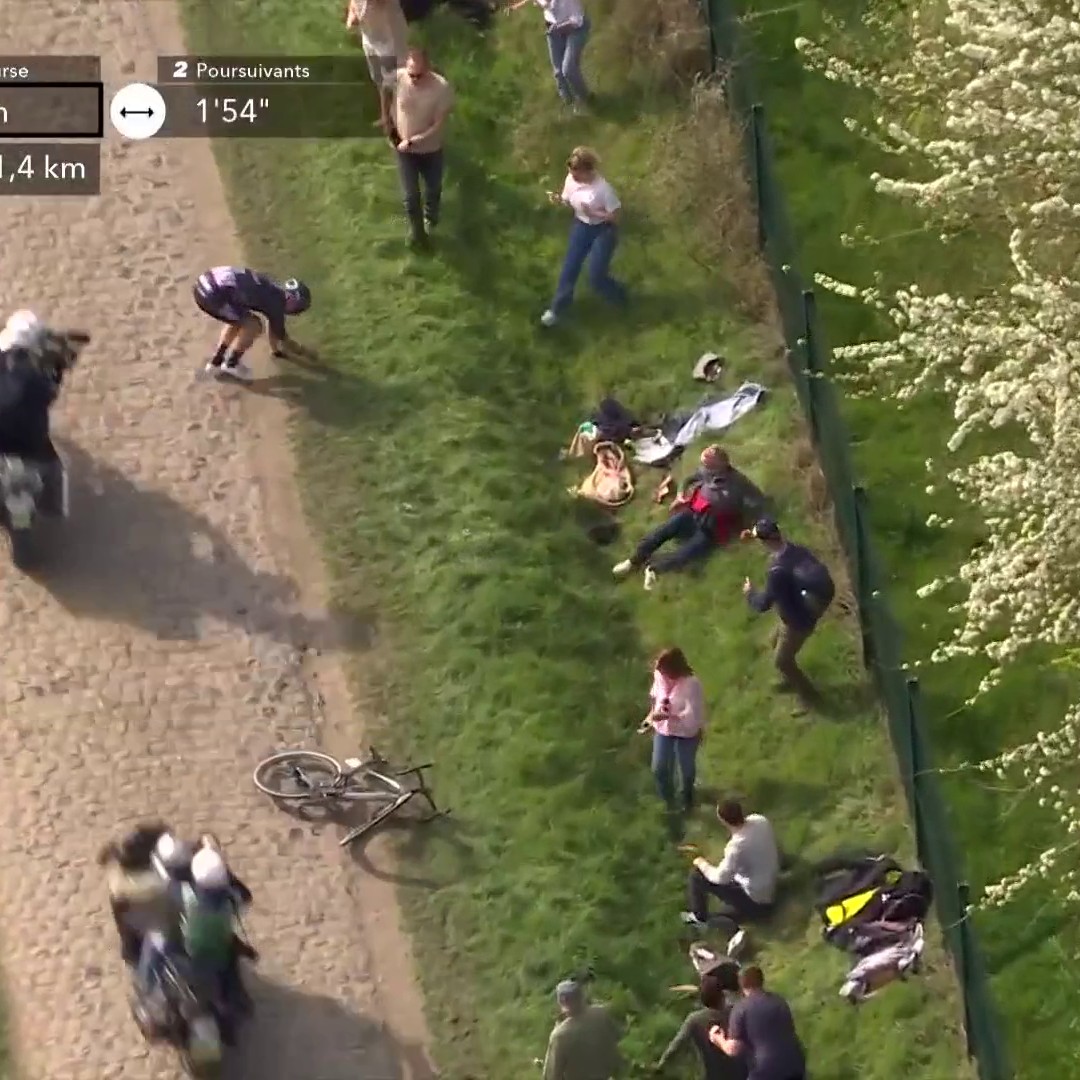 The drama 😱 A crash for John Degenkolb. Mathieu van der Poel and Wout van Aert breakaway. Then a flat tyre for WVA. All in the space of two minutes! #ParisRoubaix