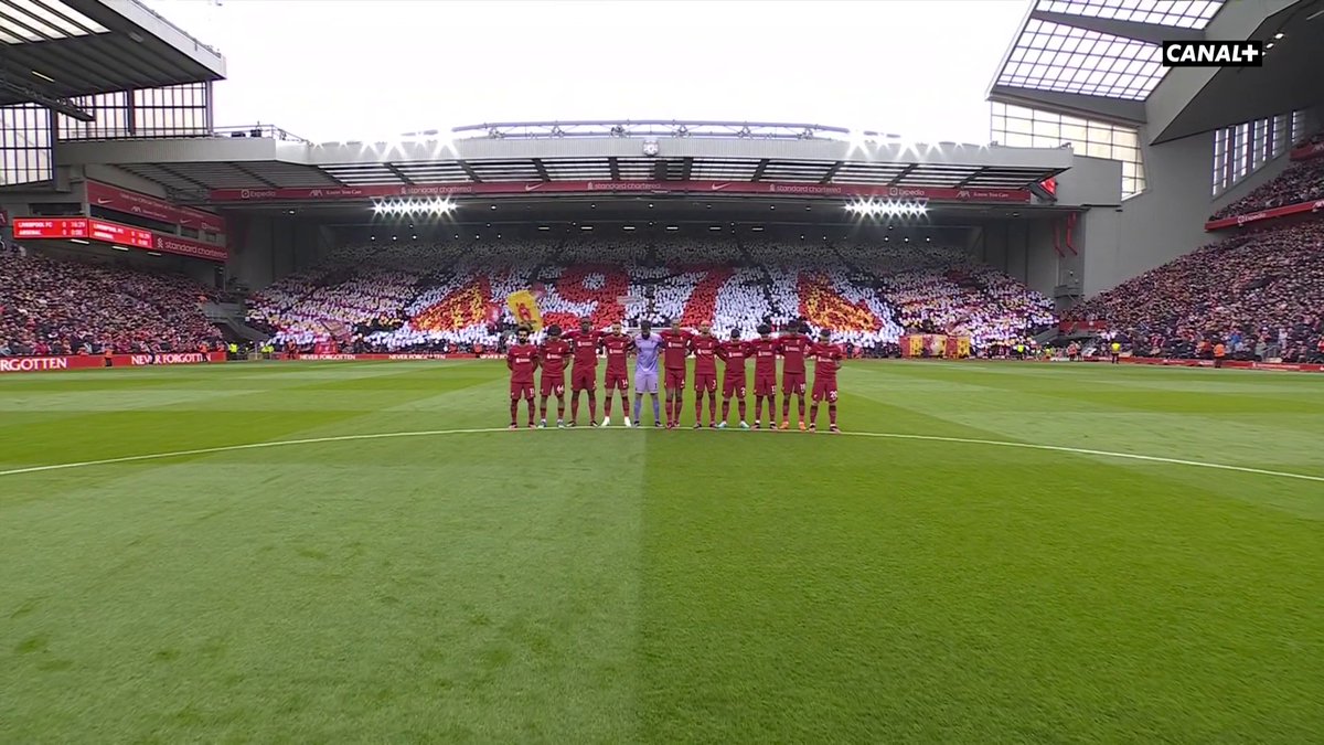 Quand Anfield se livre à une minute de silence... 😳 (Promis on a pas coupé le son) #LIVARS | #PremierLeague