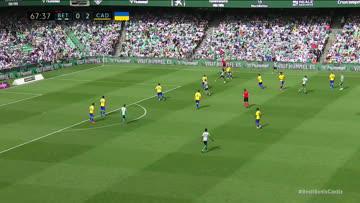 Sizce bu pozisyon kaçtı mı, savunma mı kurtardı? Yorum sizin... #RealBetisCádiz | #LaLigaHighlights