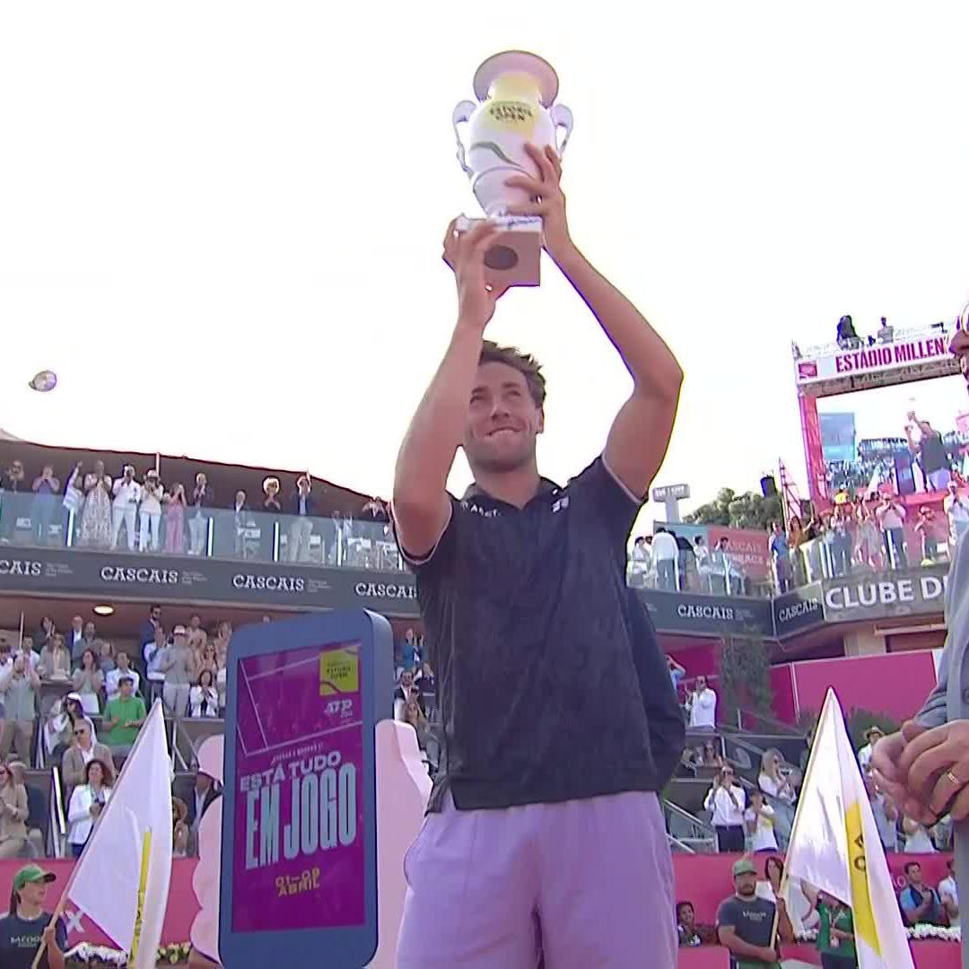 New trophy unlocked 😏 Casper Ruud #EstorilOpen