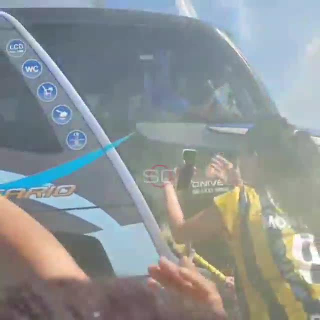 FIESTA CANALLA: delirio de los hinchas de Rosario Central para despedir el plantel antes de jugar el clásico contra Newell´s por la #LigaProfesional.